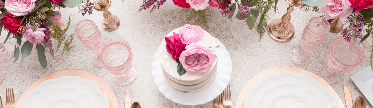 Tarta de boda con flores rosas